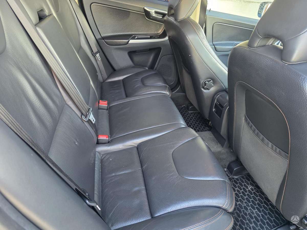 Volvo XC60 2010 — photo 10