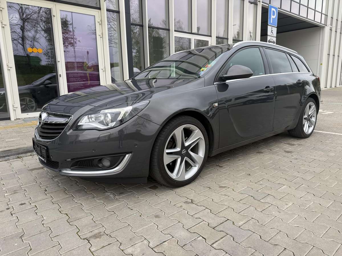 Opel Insignia 2015 — вигляд ззаду