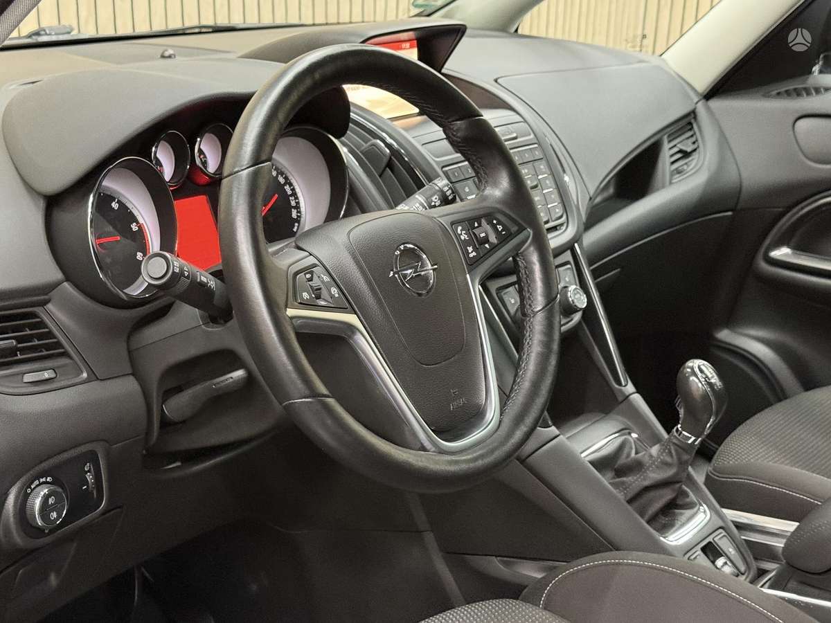 Opel Zafira 2014 — photo 20