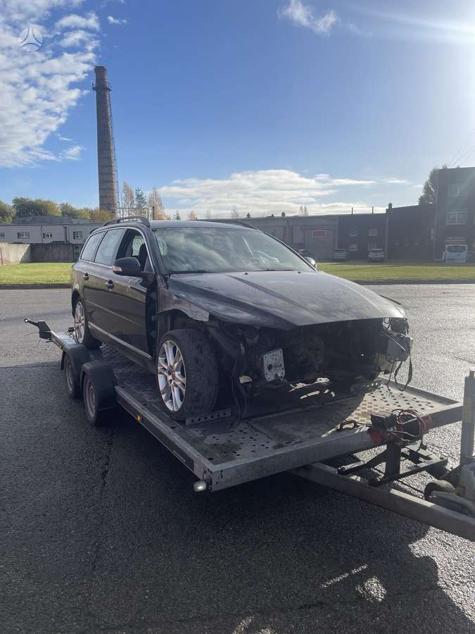 Volvo V70 2010 — rear view