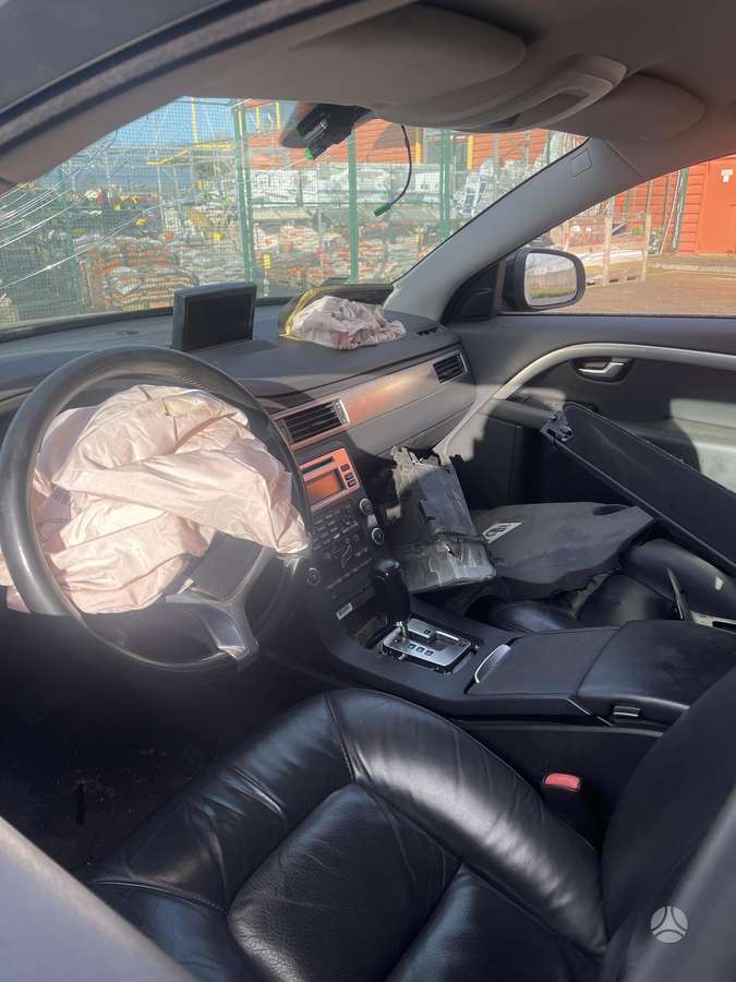Volvo V70 2010 — photo 6