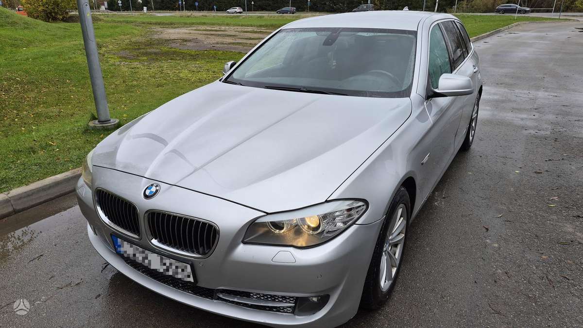 BMW 520 2010 — rear view