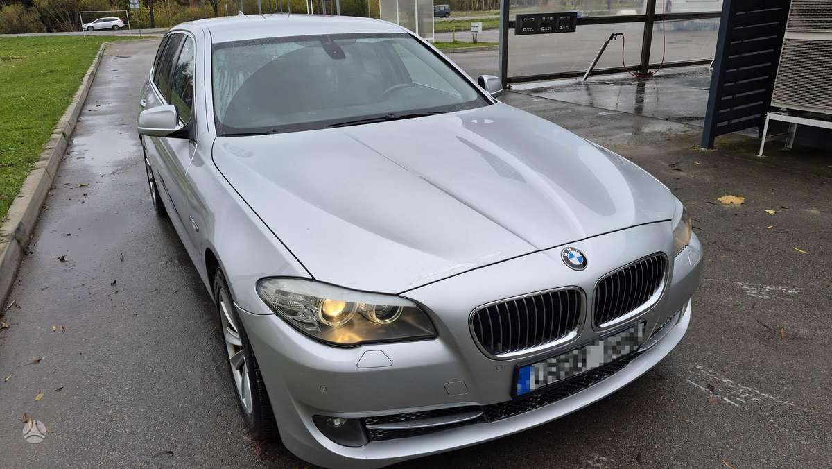 BMW 520 2010 — interior
