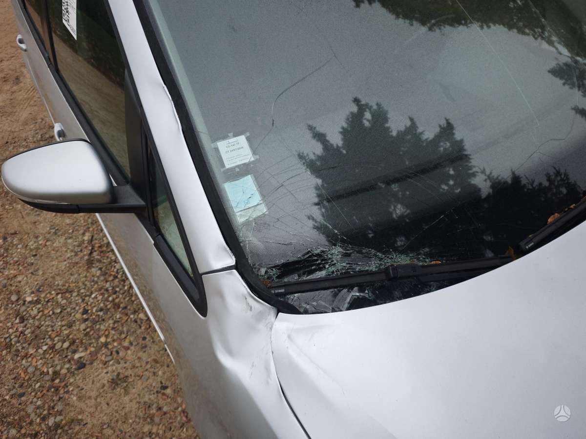 Volkswagen Touran 2012 — photo 12