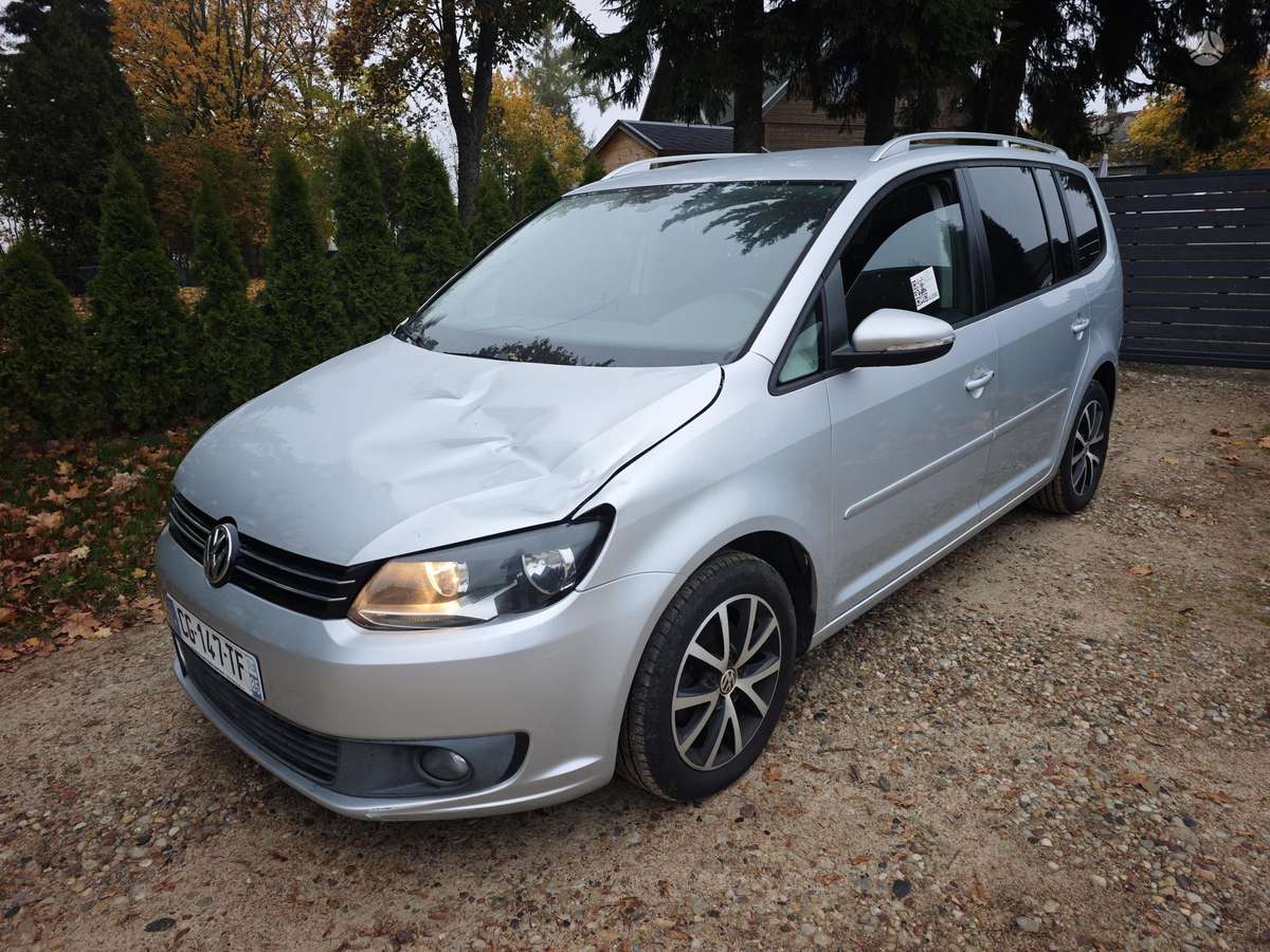 Volkswagen Touran 2012 — rear view