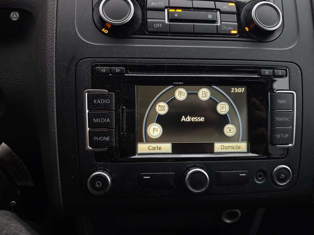 Volkswagen Touran 2012 — photo 21