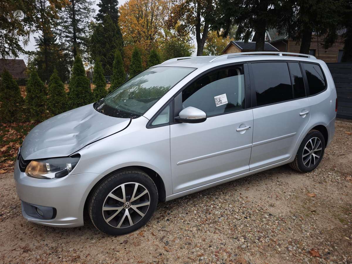 Volkswagen Touran 2012 — interior