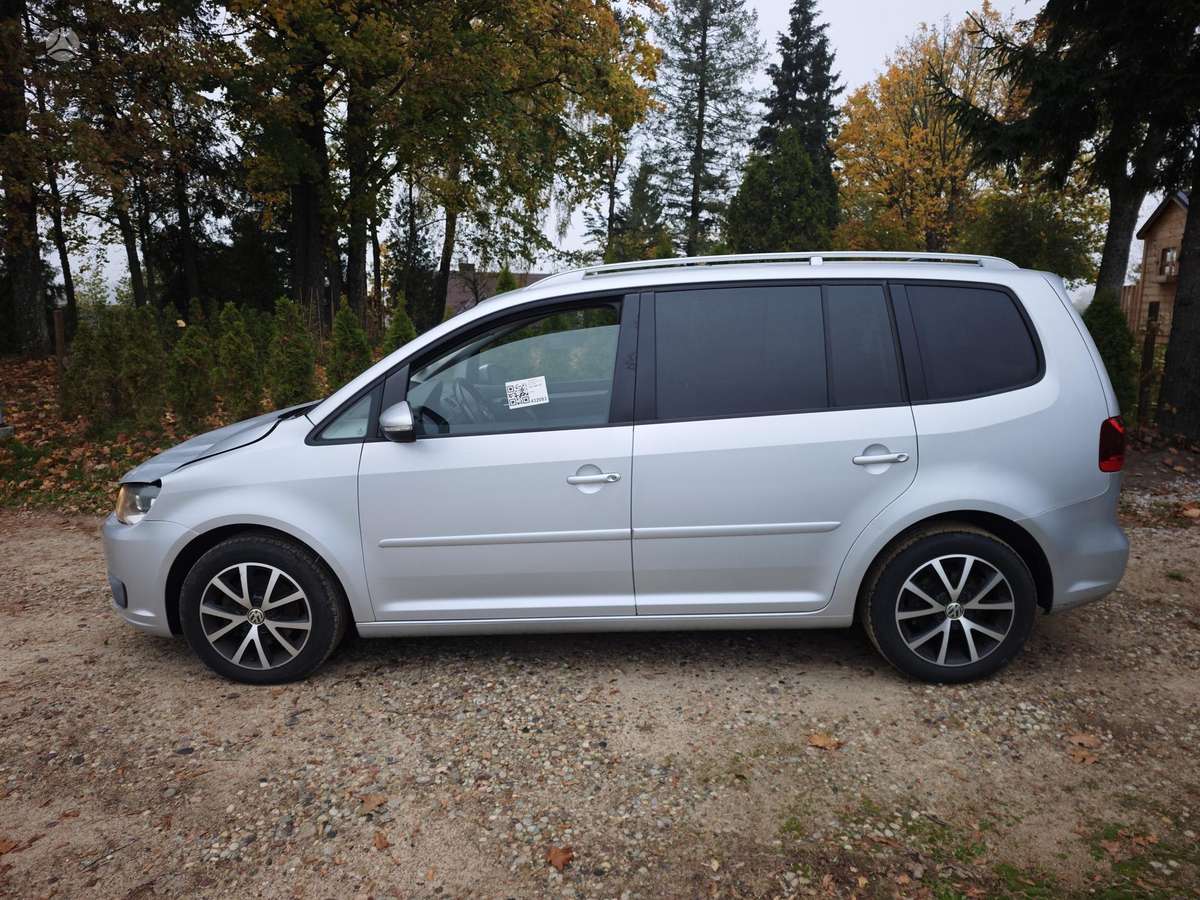 Volkswagen Touran 2012 — engine 1598 cm³, 105 HP (77kW)