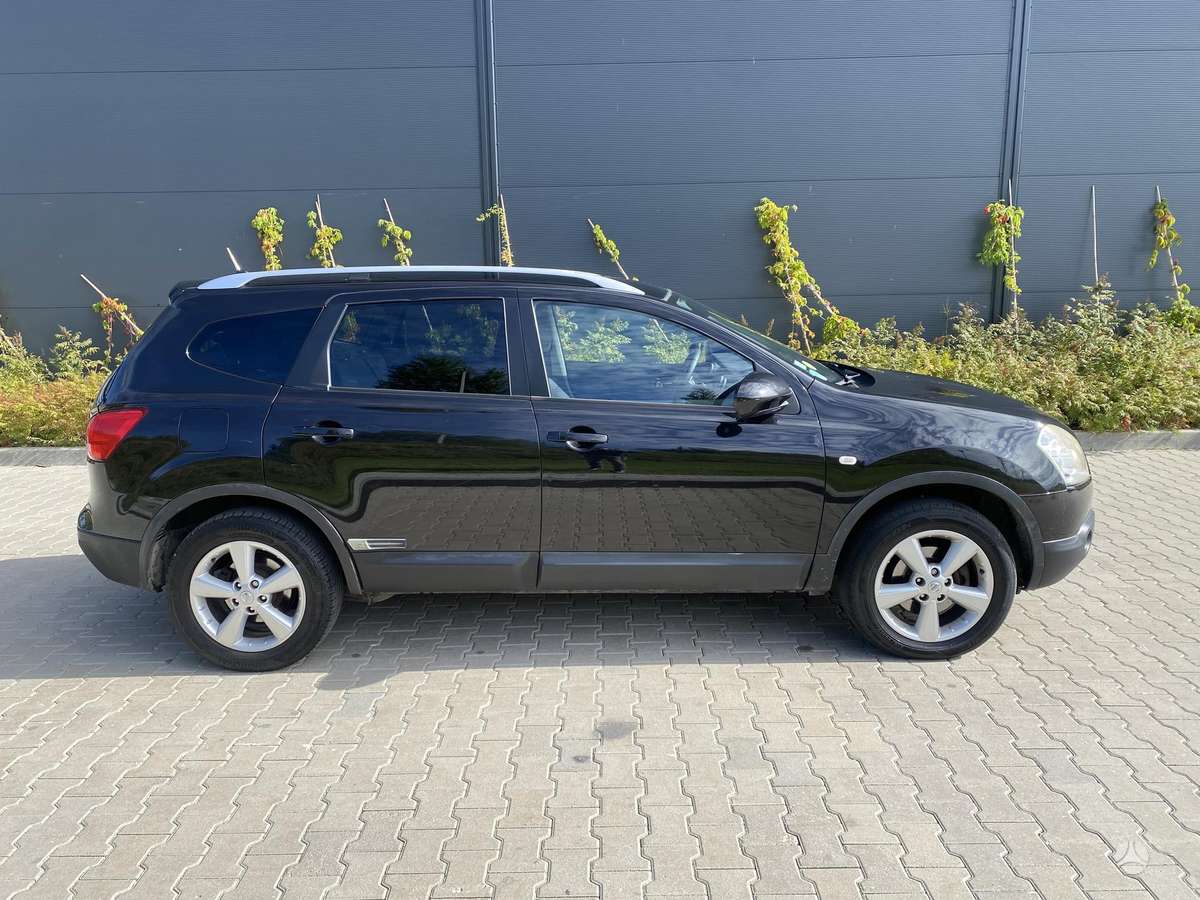 Nissan Qashqai+2 2010 — rear view