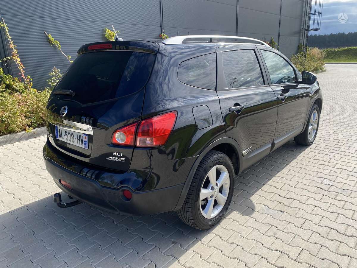 Nissan Qashqai+2 2010 — interior