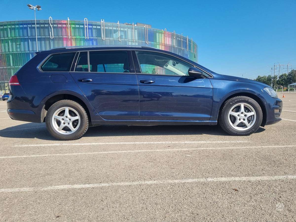 Volkswagen Golf 2013 — салон