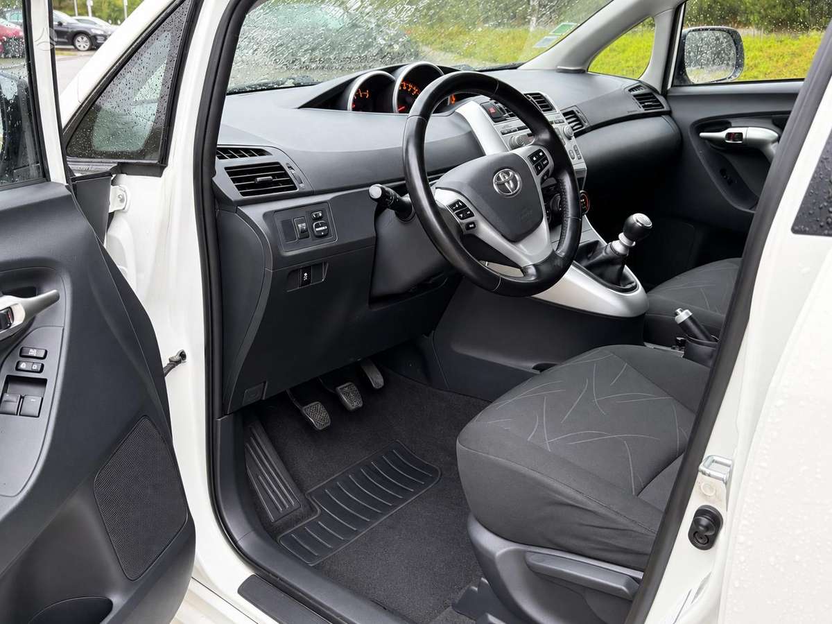 Toyota Verso 2012 — photo 10