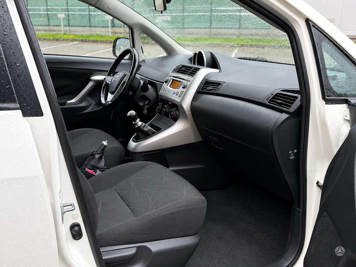 Toyota Verso 2012 — photo 12