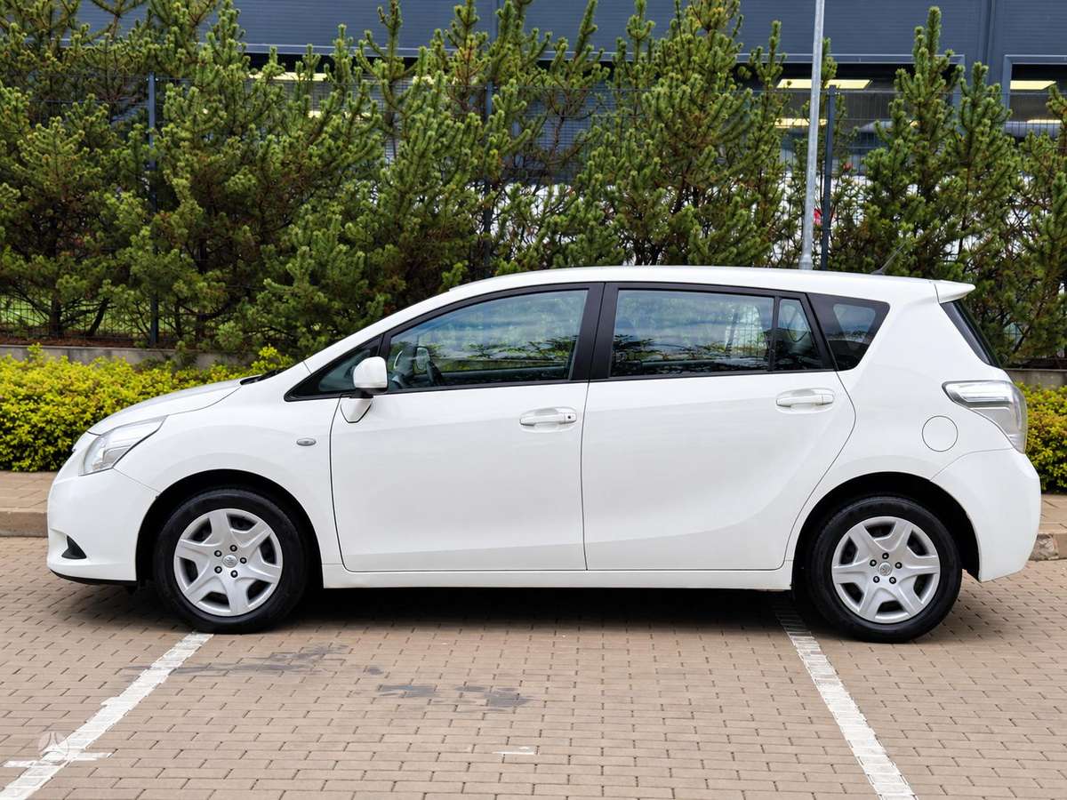 Toyota Verso 2012 — rear view