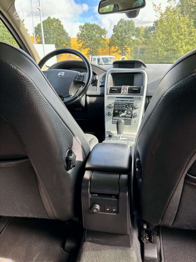 Volvo XC60 2010 — photo 9