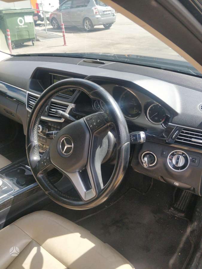 Mercedes-Benz E350 2012 — photo 17