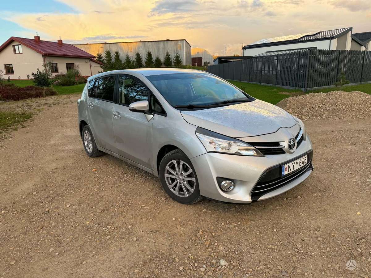 Toyota Verso 2013 — вигляд ззаду