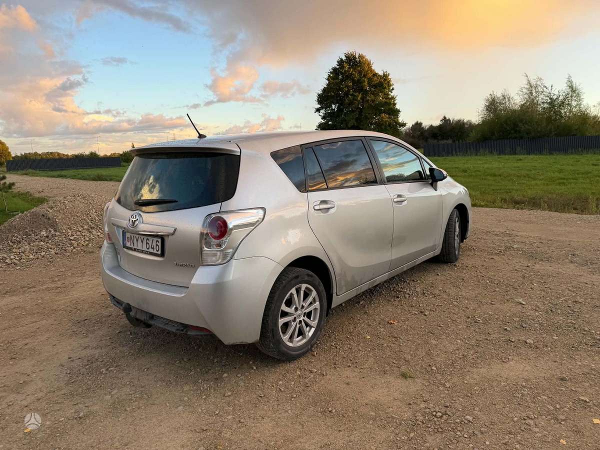 Toyota Verso 2013 — салон
