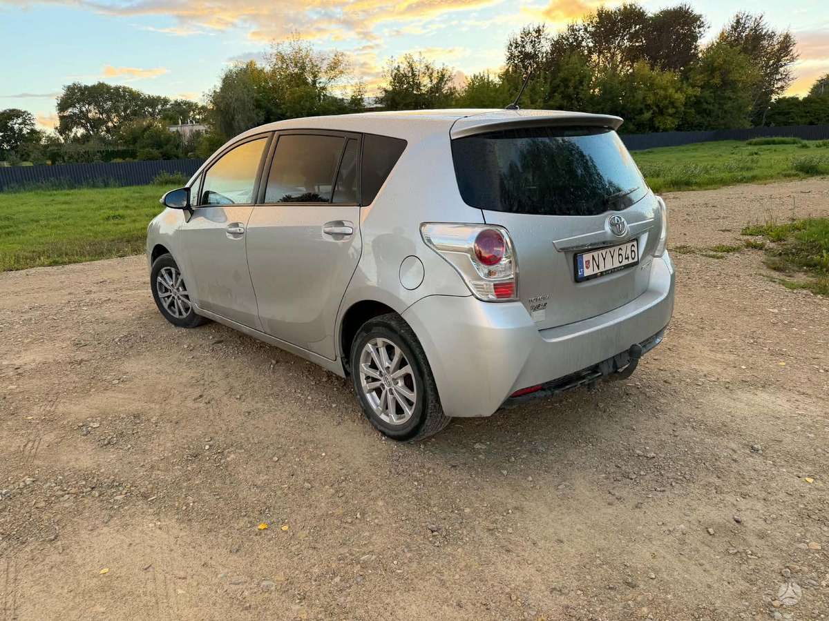 Toyota Verso 2013 — двигун 1998 cm³, 124 HP (91kW)