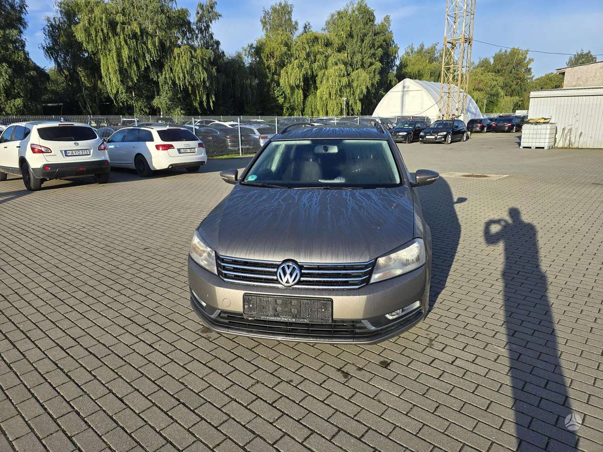 Volkswagen Passat 2011 — вигляд ззаду