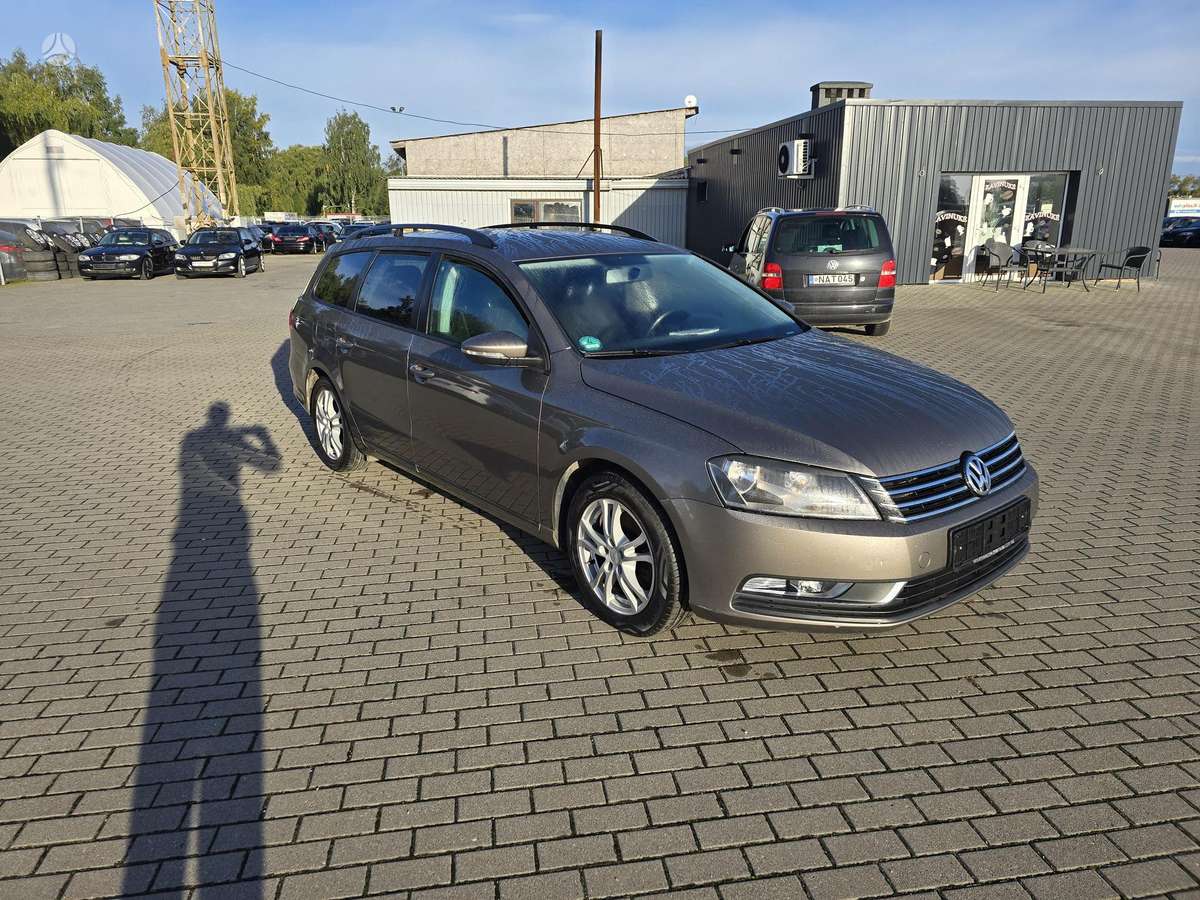 Volkswagen Passat 2011 — салон