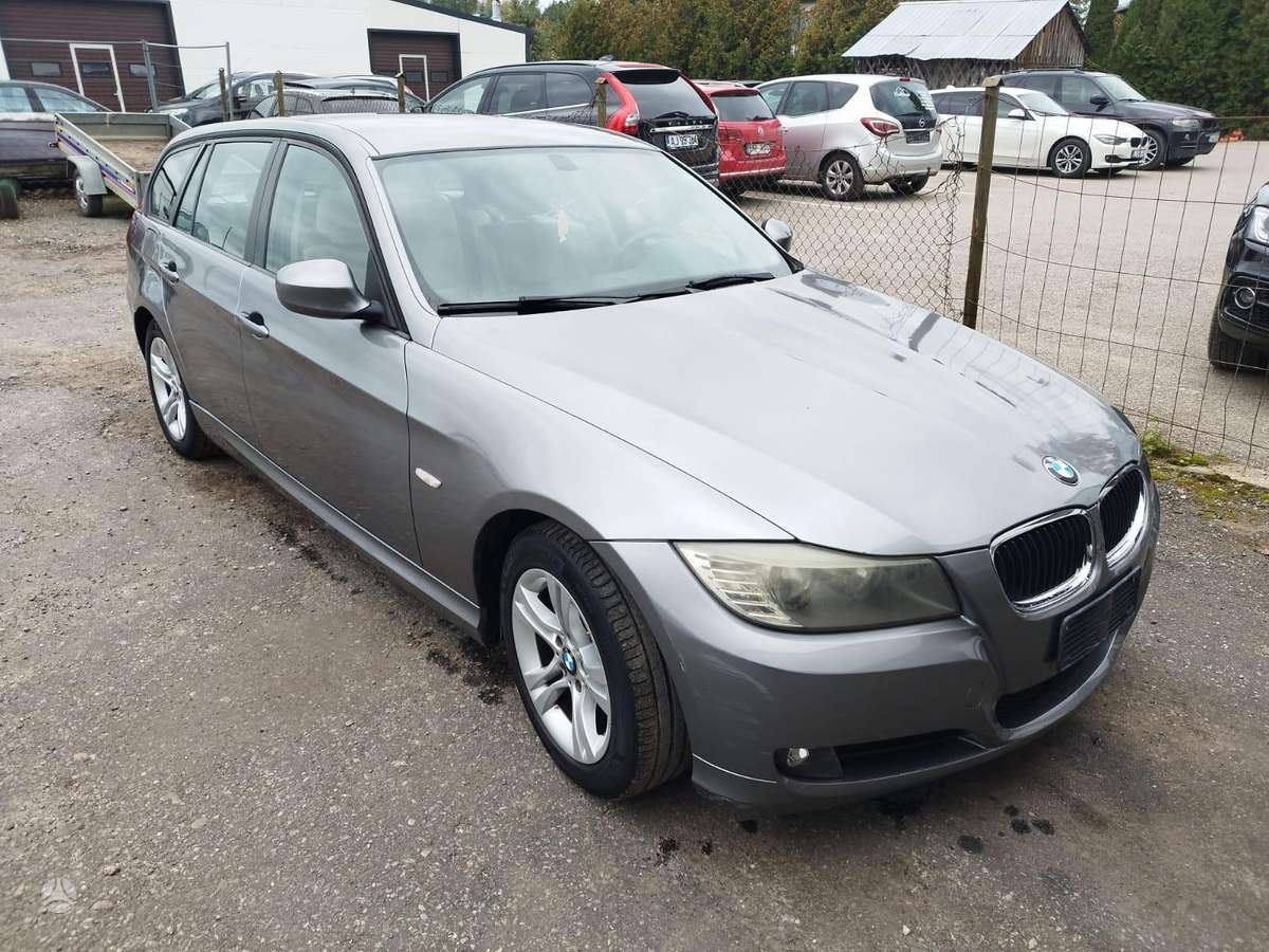 BMW 320 2009 — вигляд ззаду