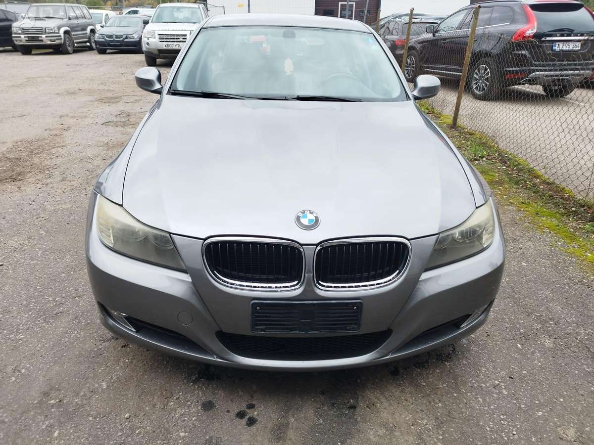BMW 320 2009 — салон
