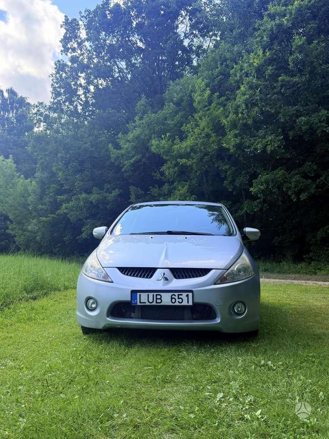Mitsubishi Grandis 2010 — салон