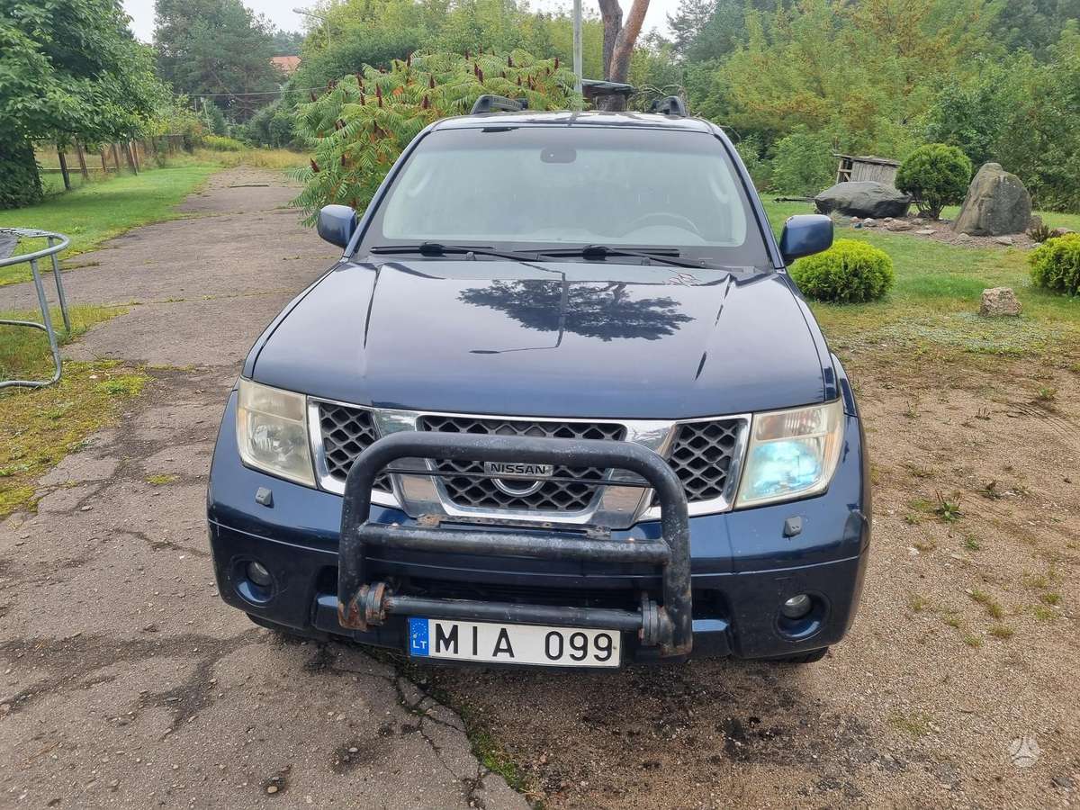 Nissan Pathfinder 2005 — rear view