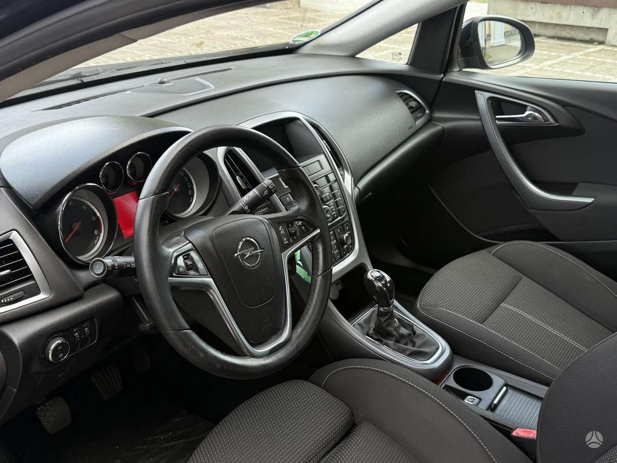 Opel Astra 2013 — photo 10