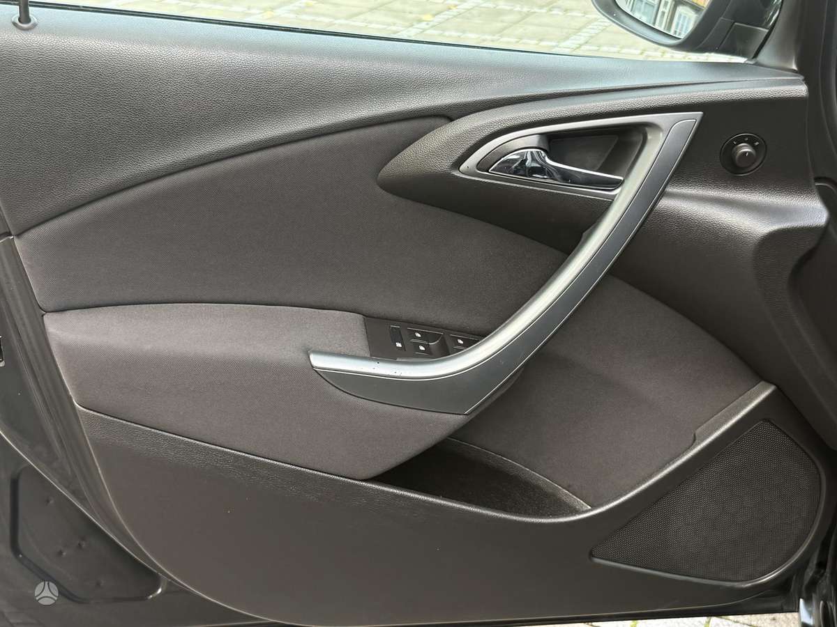 Opel Astra 2013 — photo 18