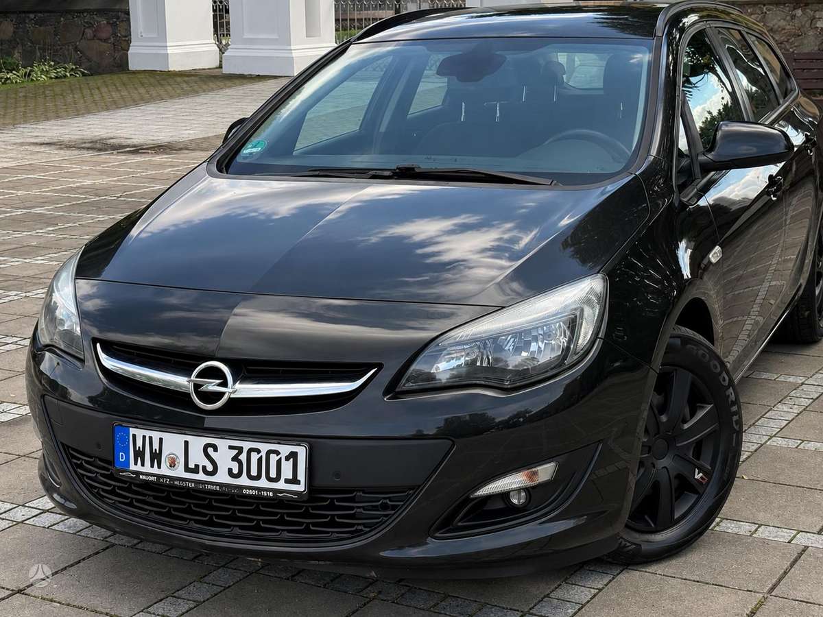 Opel Astra 2013 — rear view