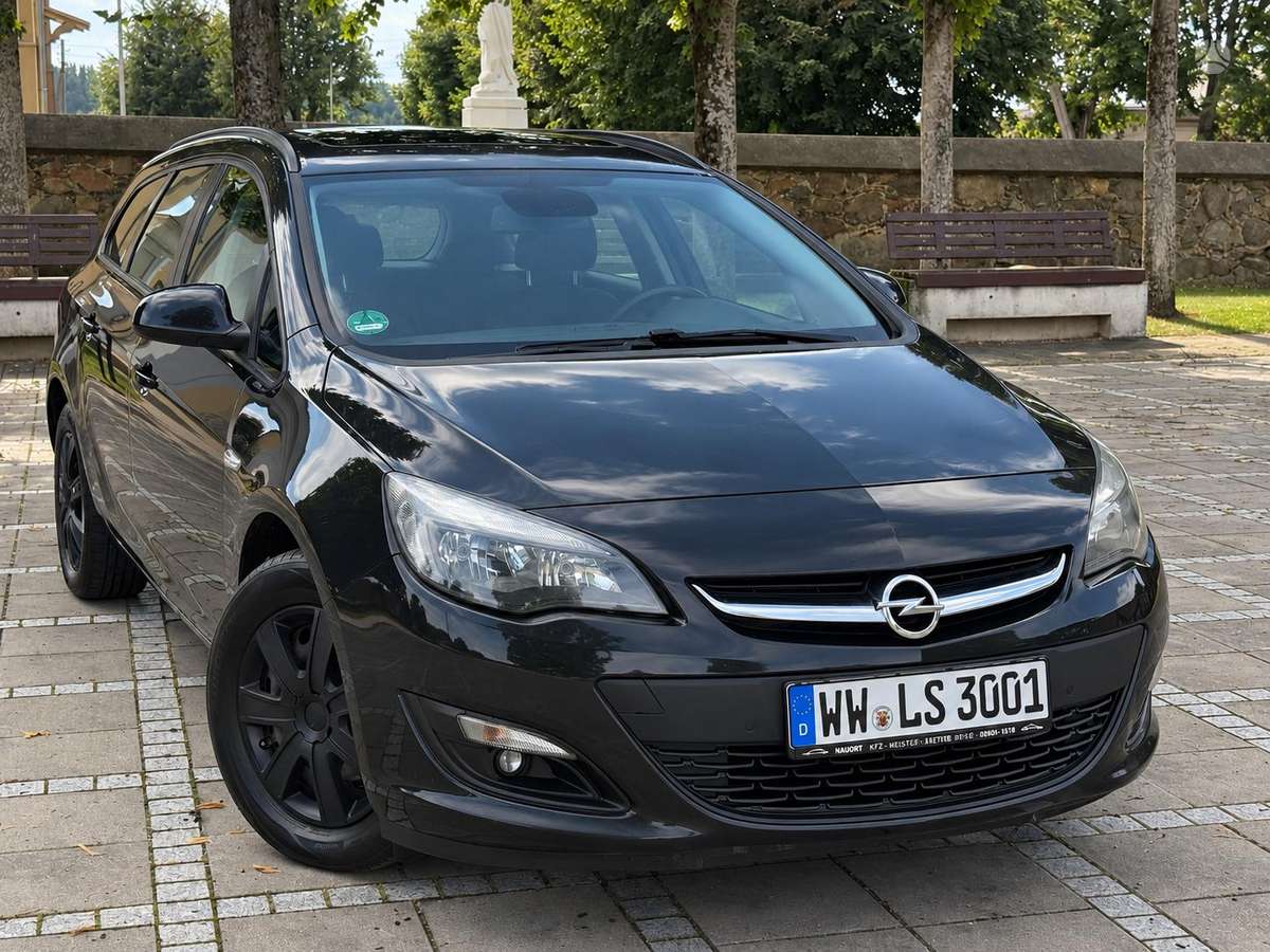 Opel Astra 2013 — interior