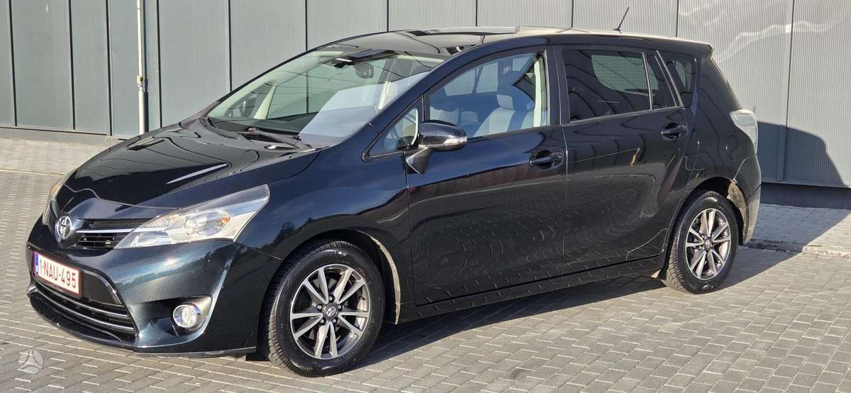 Toyota Verso 2014 — interior