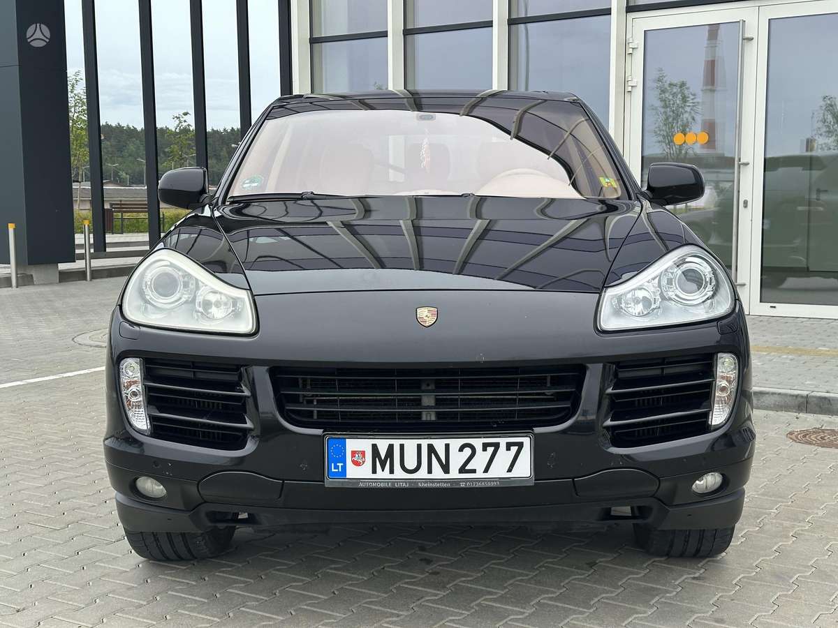 Porsche Cayenne 2010 — rear view
