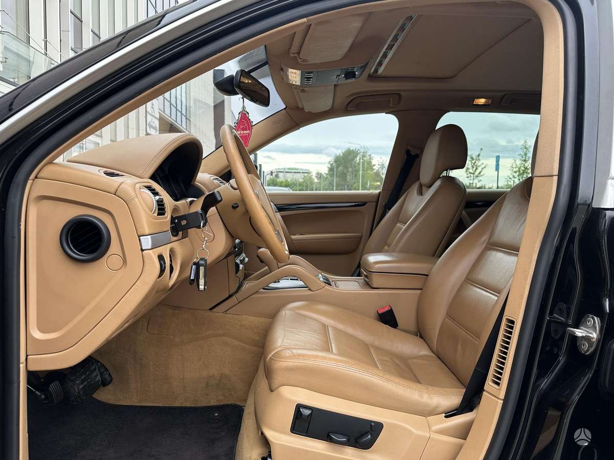 Porsche Cayenne 2010 — photo 8