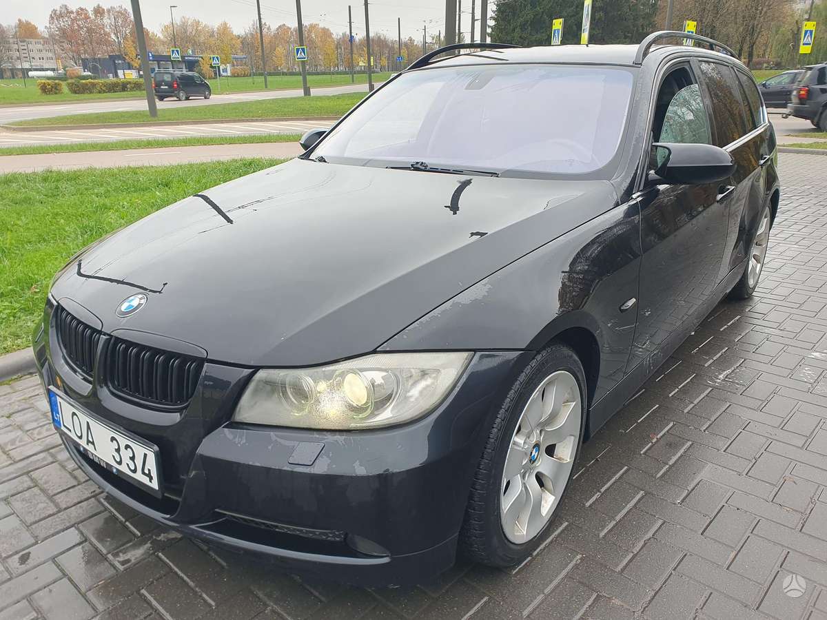 BMW 325 2005 — rear view
