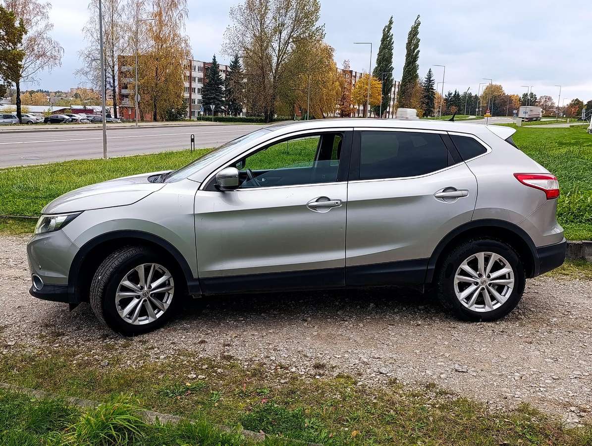 Nissan Qashqai 2015 — rear view