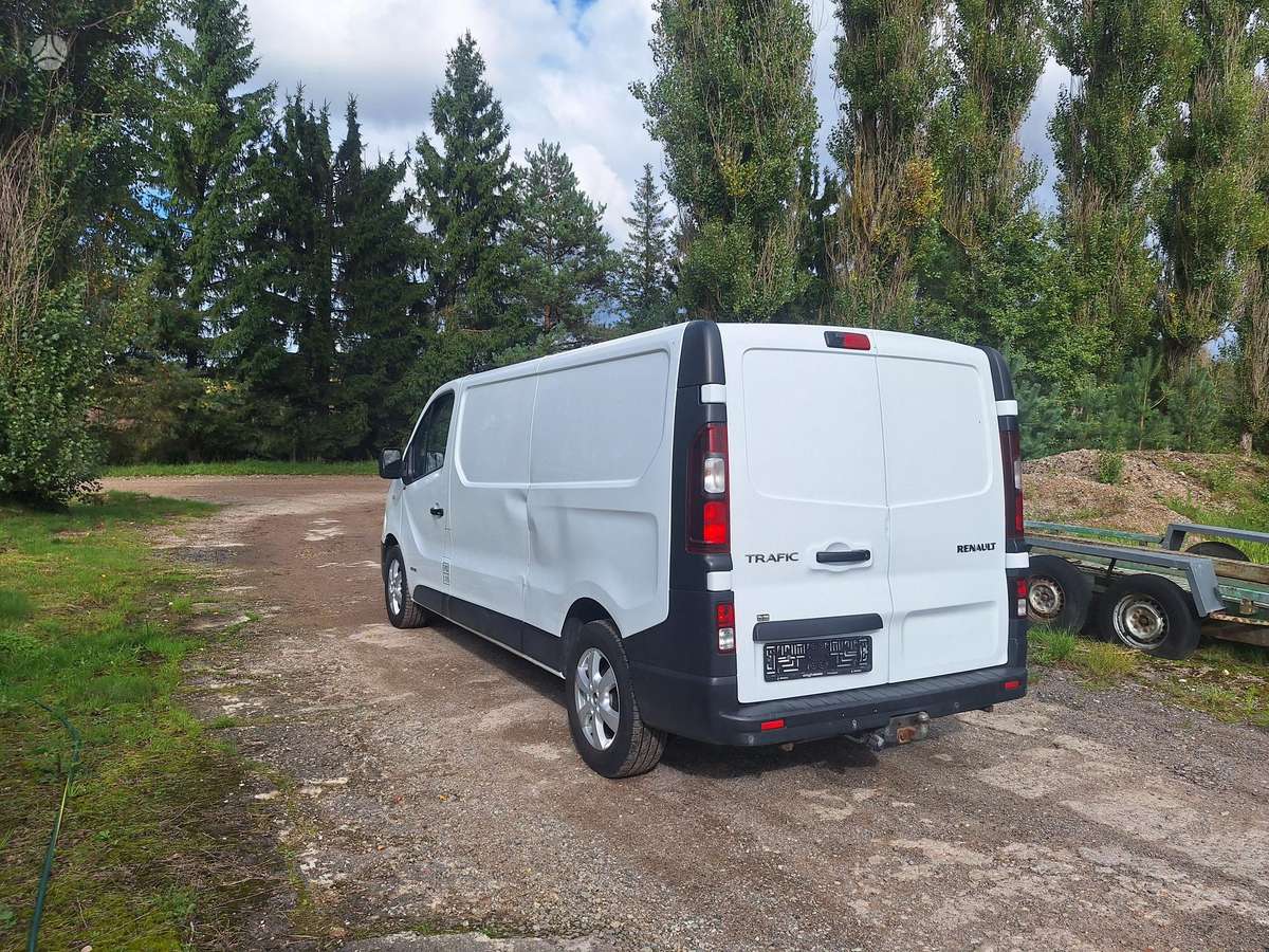 Renault Trafic 2015 — вигляд ззаду