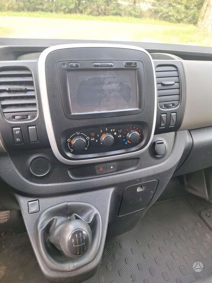 Renault Trafic 2015 — фото 9