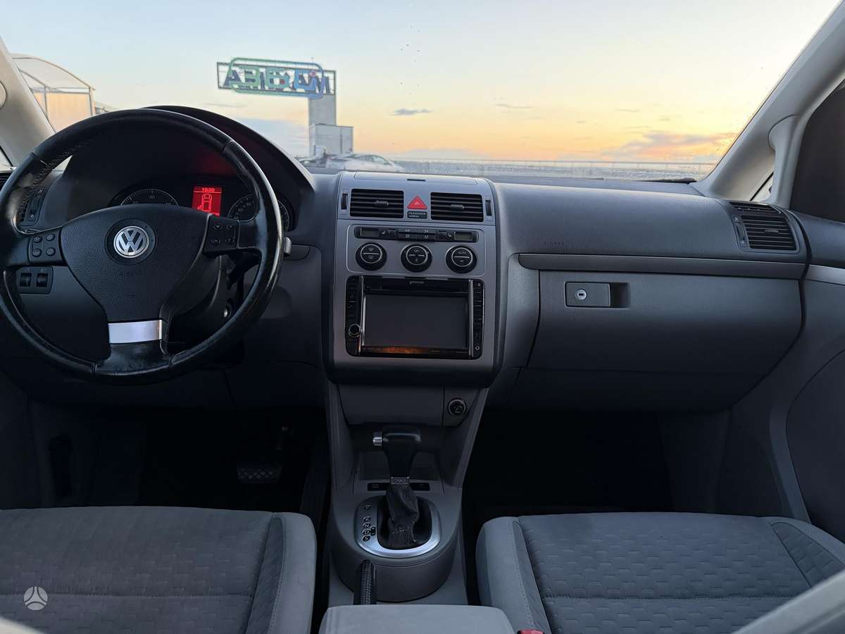 Volkswagen Touran 2008 — photo 18