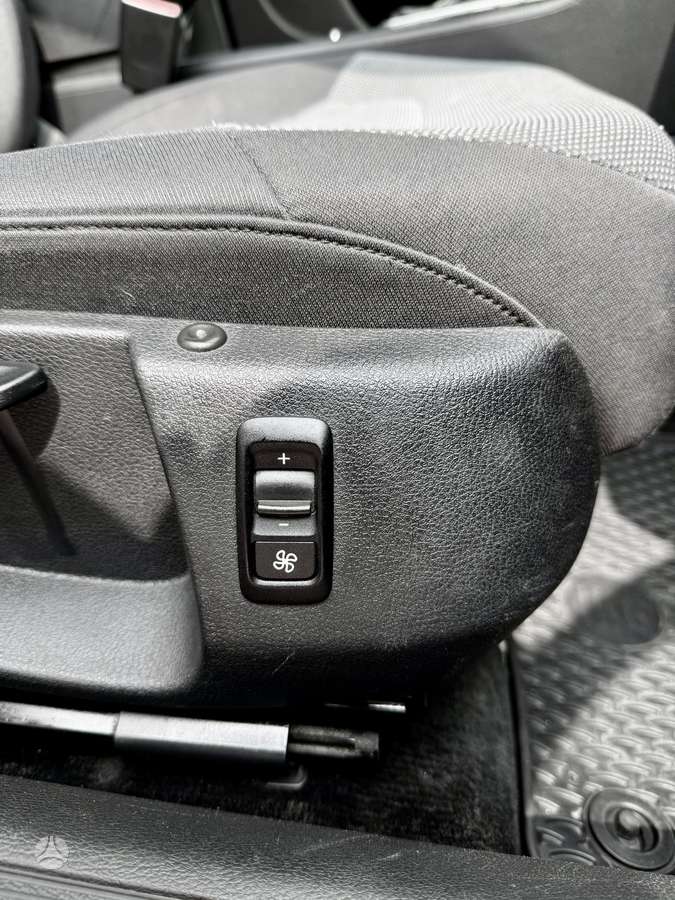 Volkswagen Passat 2011 — photo 10