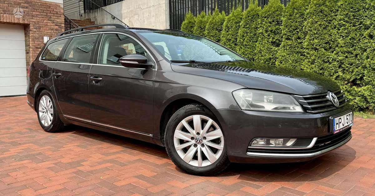 Volkswagen Passat 2011 — rear view