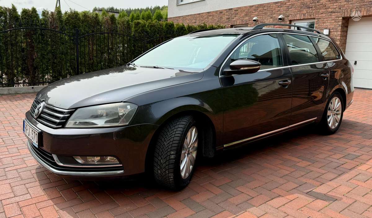 Volkswagen Passat 2011 — interior