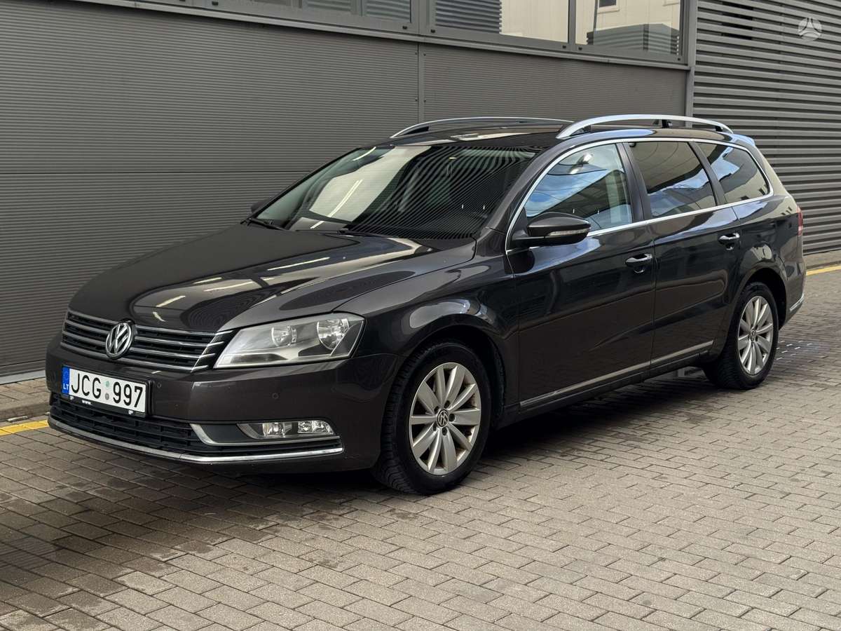Volkswagen Passat 2011 — вигляд ззаду