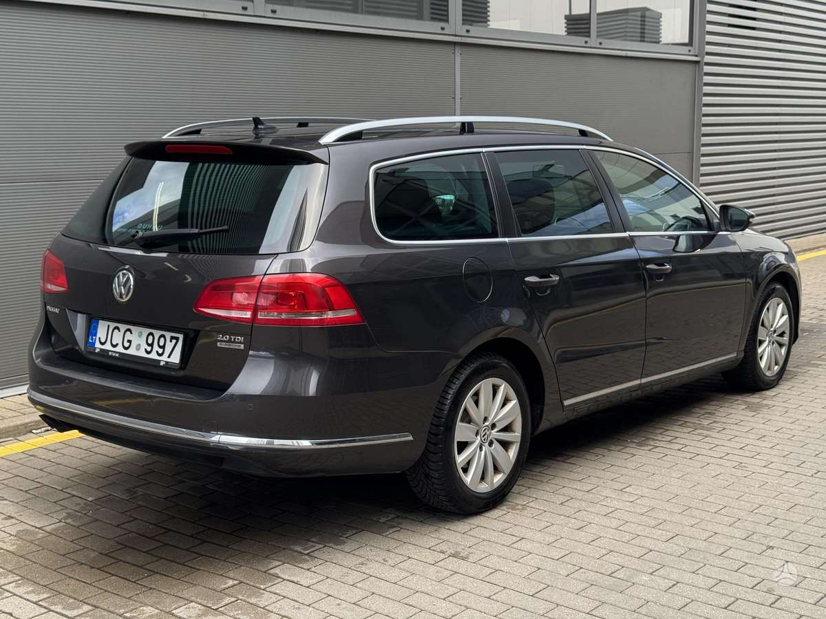 Volkswagen Passat 2011 — салон