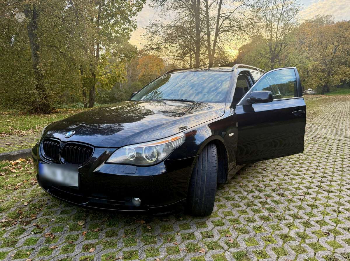 BMW 530 2004 — rear view