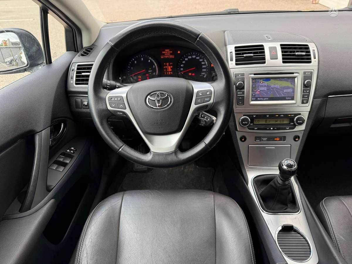 Toyota Avensis 2012 — photo 11