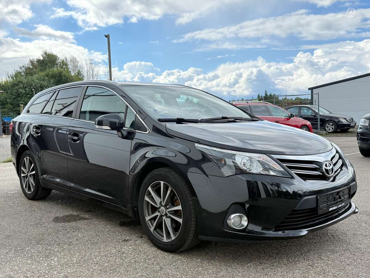Toyota Avensis 2012 — interior