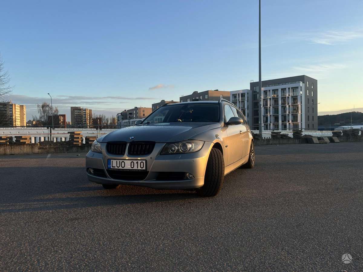BMW 320 2006 — вигляд ззаду